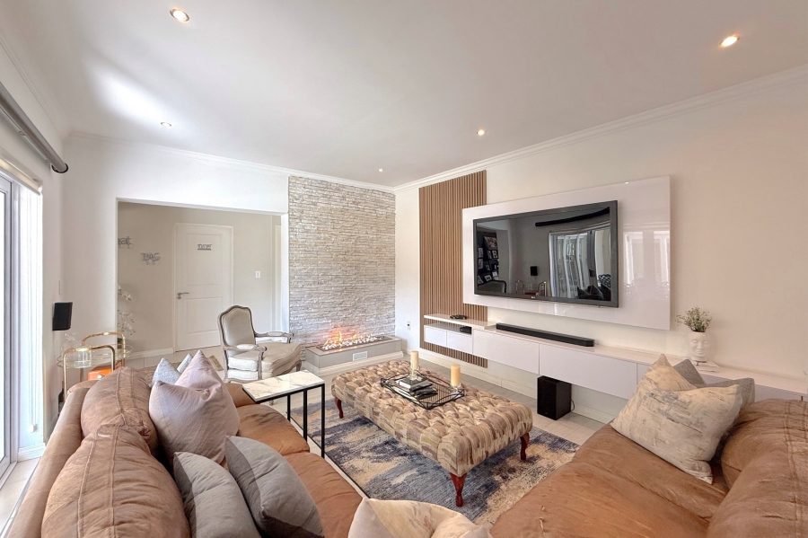 5 Bedroom Property for Sale in Cedar Creek Gauteng