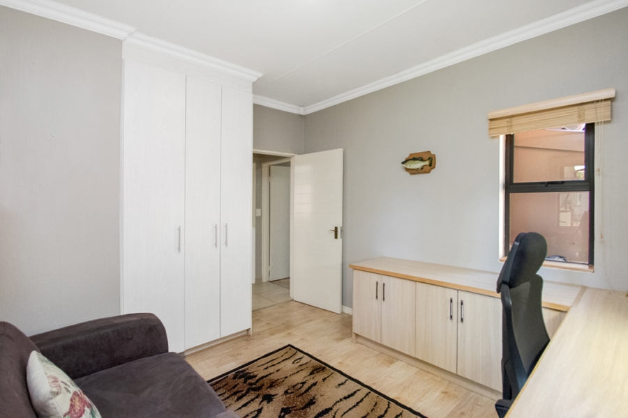 To Let 3 Bedroom Property for Rent in Maroeladal Gauteng