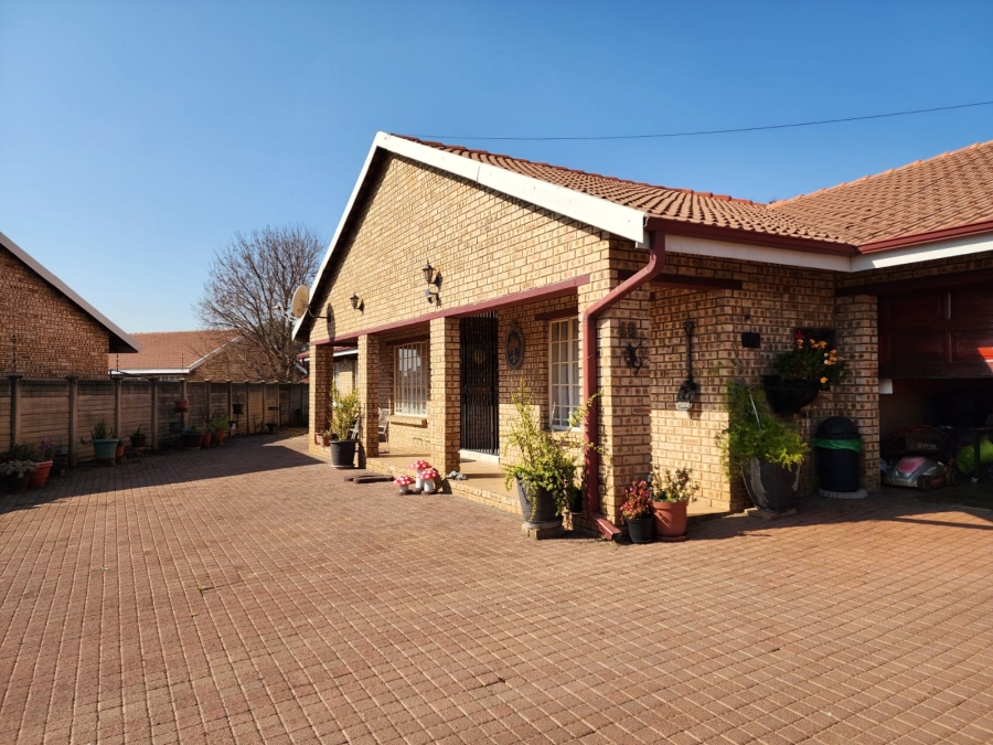 3 Bedroom Property for Sale in Kookrus Gauteng