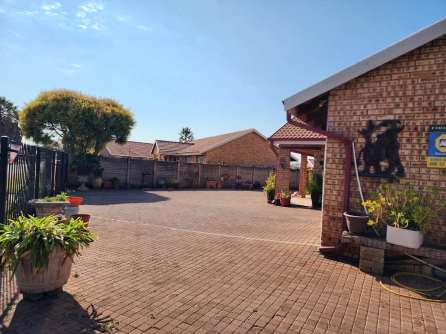 3 Bedroom Property for Sale in Kookrus Gauteng