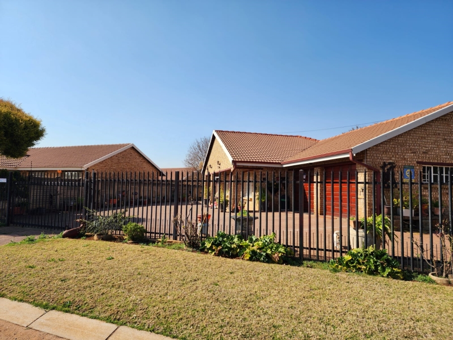 3 Bedroom Property for Sale in Kookrus Gauteng