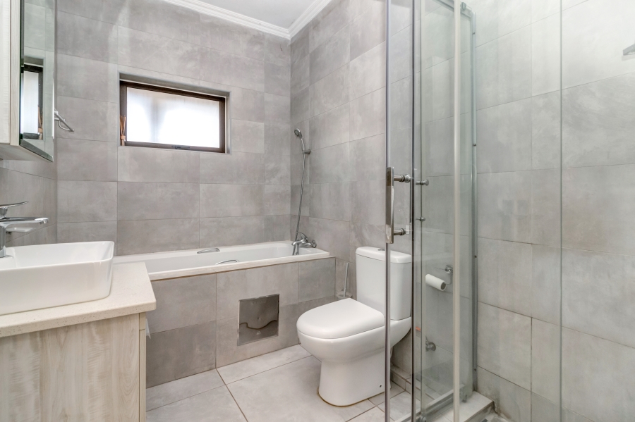 To Let 2 Bedroom Property for Rent in Broadacres Gauteng