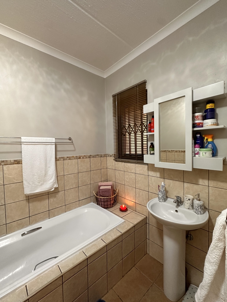 2 Bedroom Property for Sale in Noordwyk Gauteng