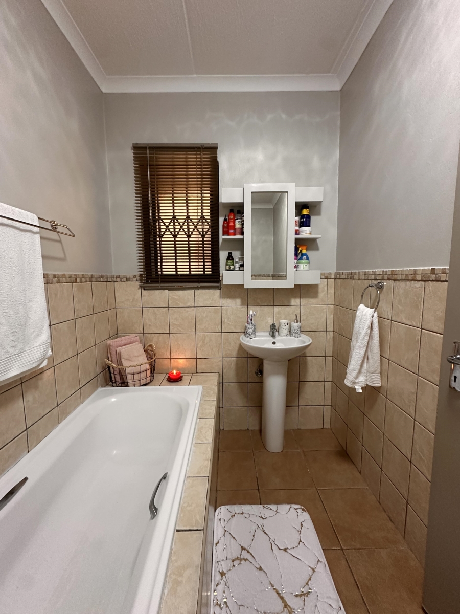 2 Bedroom Property for Sale in Noordwyk Gauteng