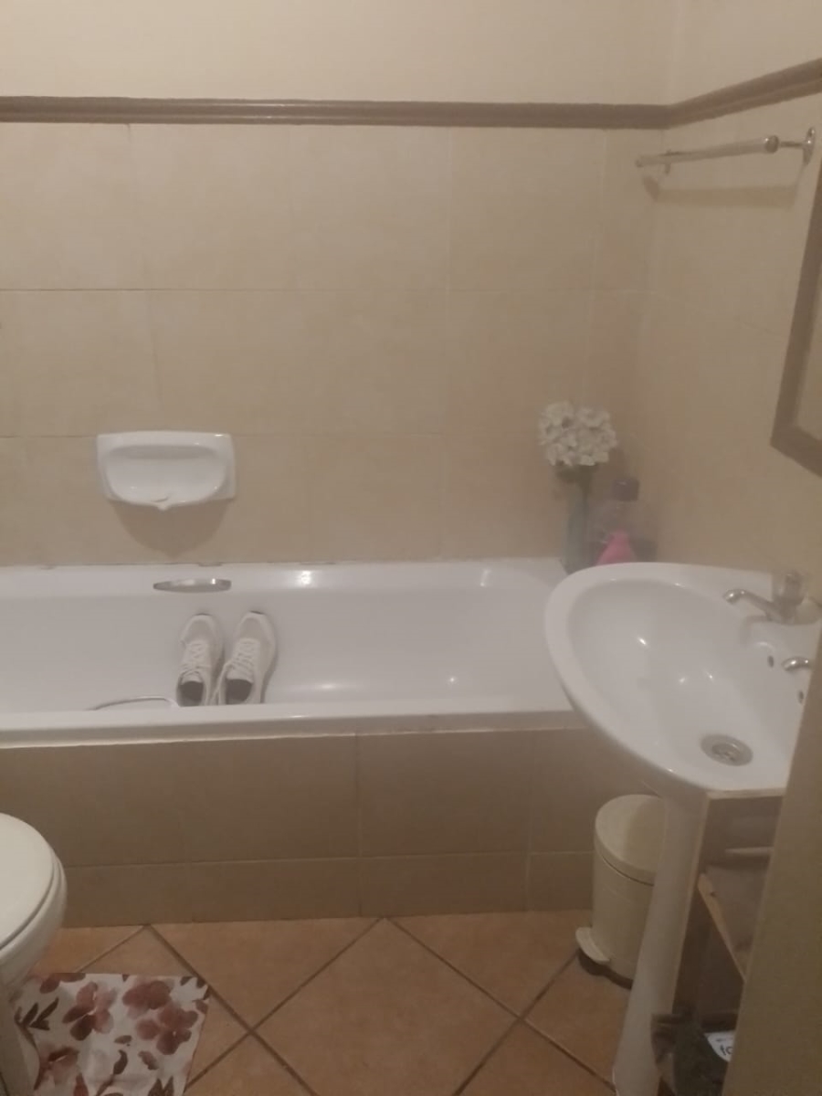 2 Bedroom Property for Sale in Noordwyk Gauteng