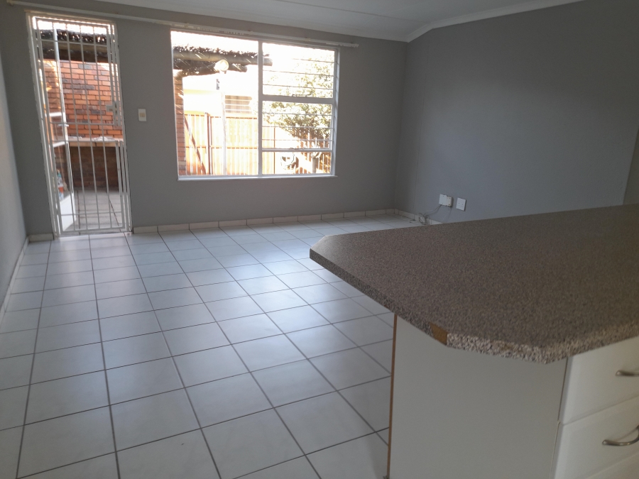 To Let 2 Bedroom Property for Rent in Magaliessig Gauteng