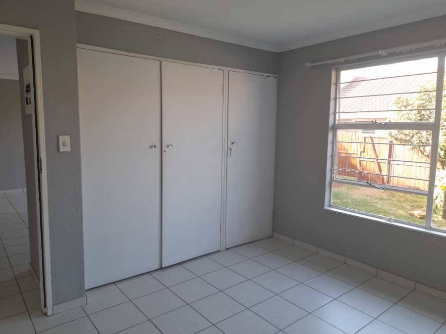 To Let 2 Bedroom Property for Rent in Magaliessig Gauteng