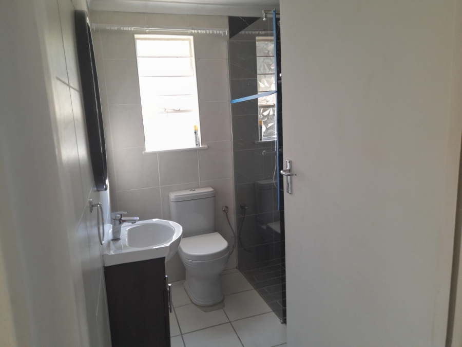 To Let 2 Bedroom Property for Rent in Magaliessig Gauteng