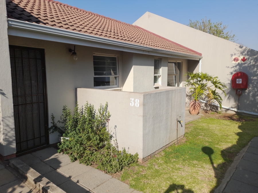 To Let 2 Bedroom Property for Rent in Magaliessig Gauteng