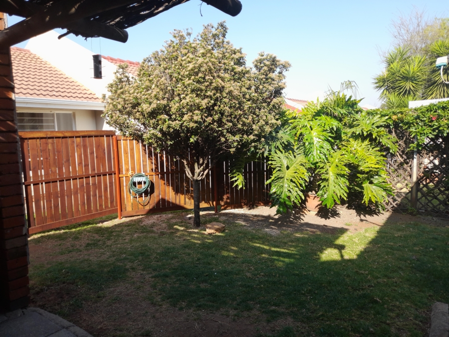 To Let 2 Bedroom Property for Rent in Magaliessig Gauteng