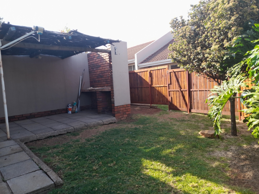 To Let 2 Bedroom Property for Rent in Magaliessig Gauteng