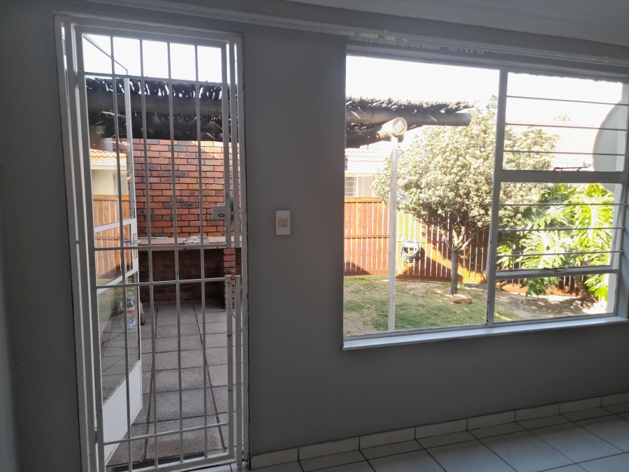 To Let 2 Bedroom Property for Rent in Magaliessig Gauteng