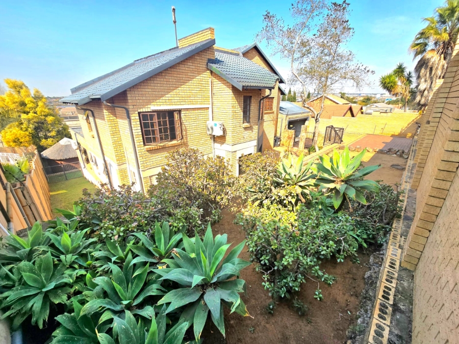 5 Bedroom Property for Sale in Zwartkop Gauteng