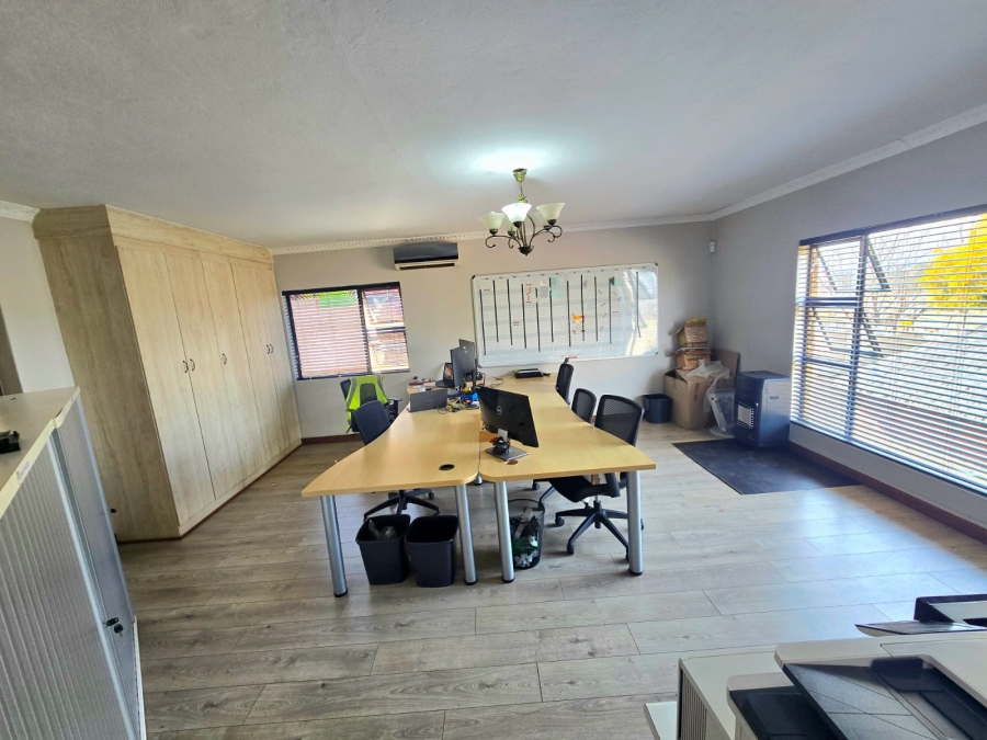 5 Bedroom Property for Sale in Zwartkop Gauteng
