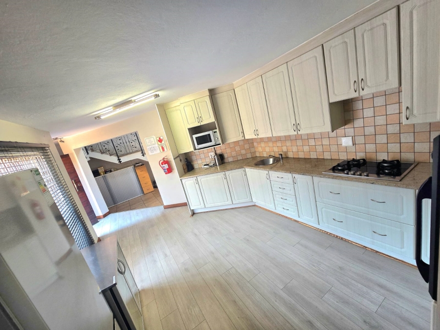 5 Bedroom Property for Sale in Zwartkop Gauteng