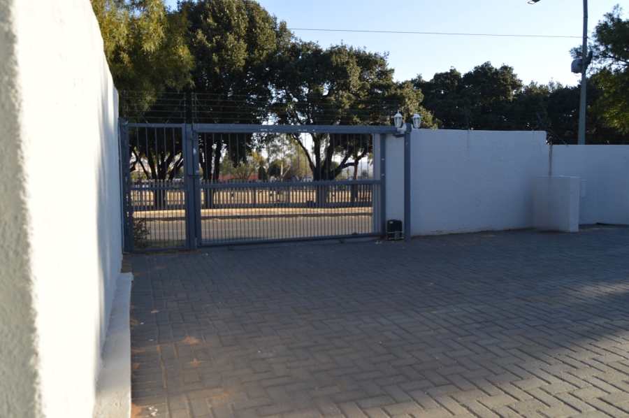 To Let 6 Bedroom Property for Rent in Horison Gauteng