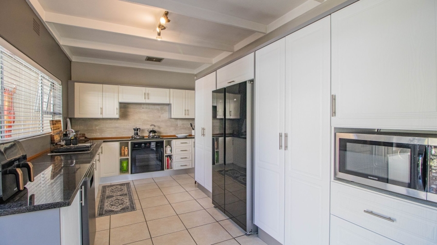 3 Bedroom Property for Sale in Farrarmere Gauteng