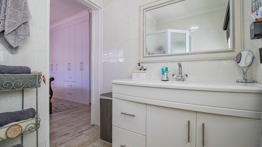 3 Bedroom Property for Sale in Farrarmere Gauteng