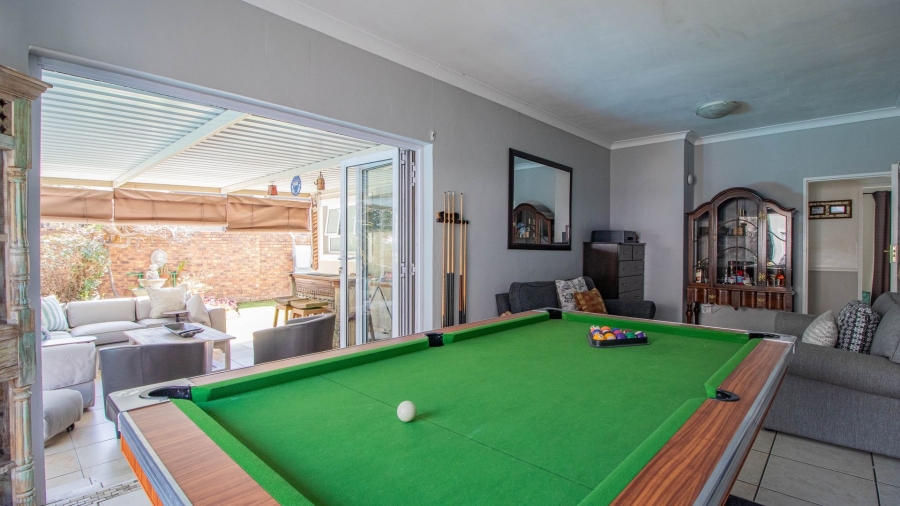 3 Bedroom Property for Sale in Farrarmere Gauteng