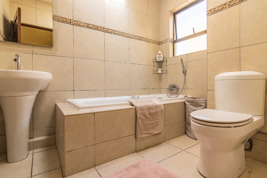 3 Bedroom Property for Sale in Protea Ridge Gauteng