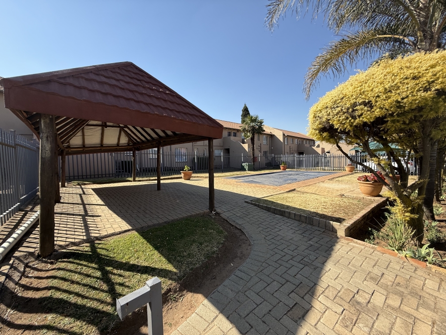 To Let 2 Bedroom Property for Rent in Beyers Park Gauteng