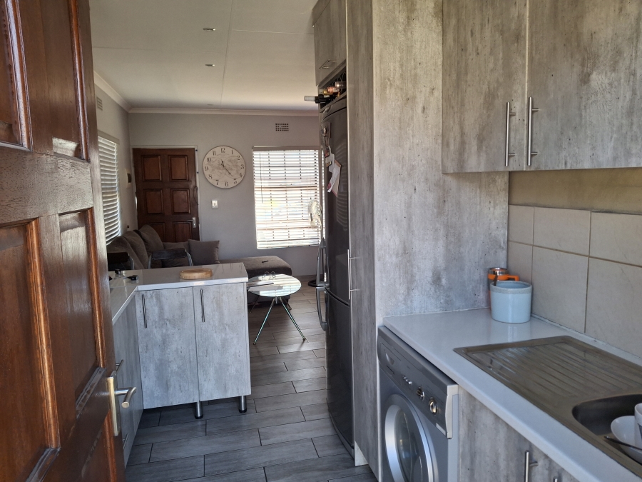 3 Bedroom Property for Sale in Clayville Gauteng