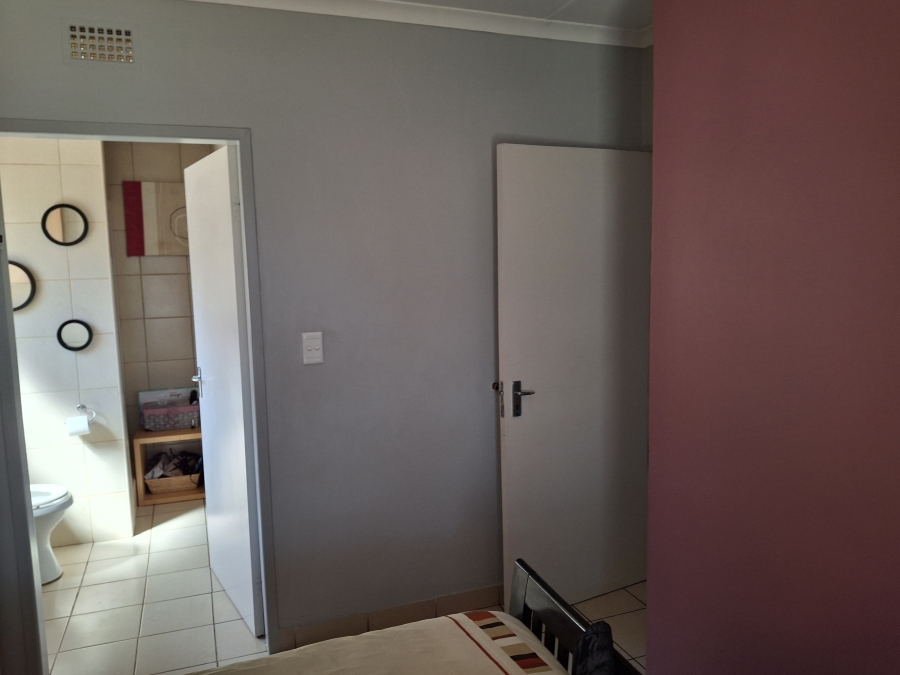3 Bedroom Property for Sale in Clayville Gauteng