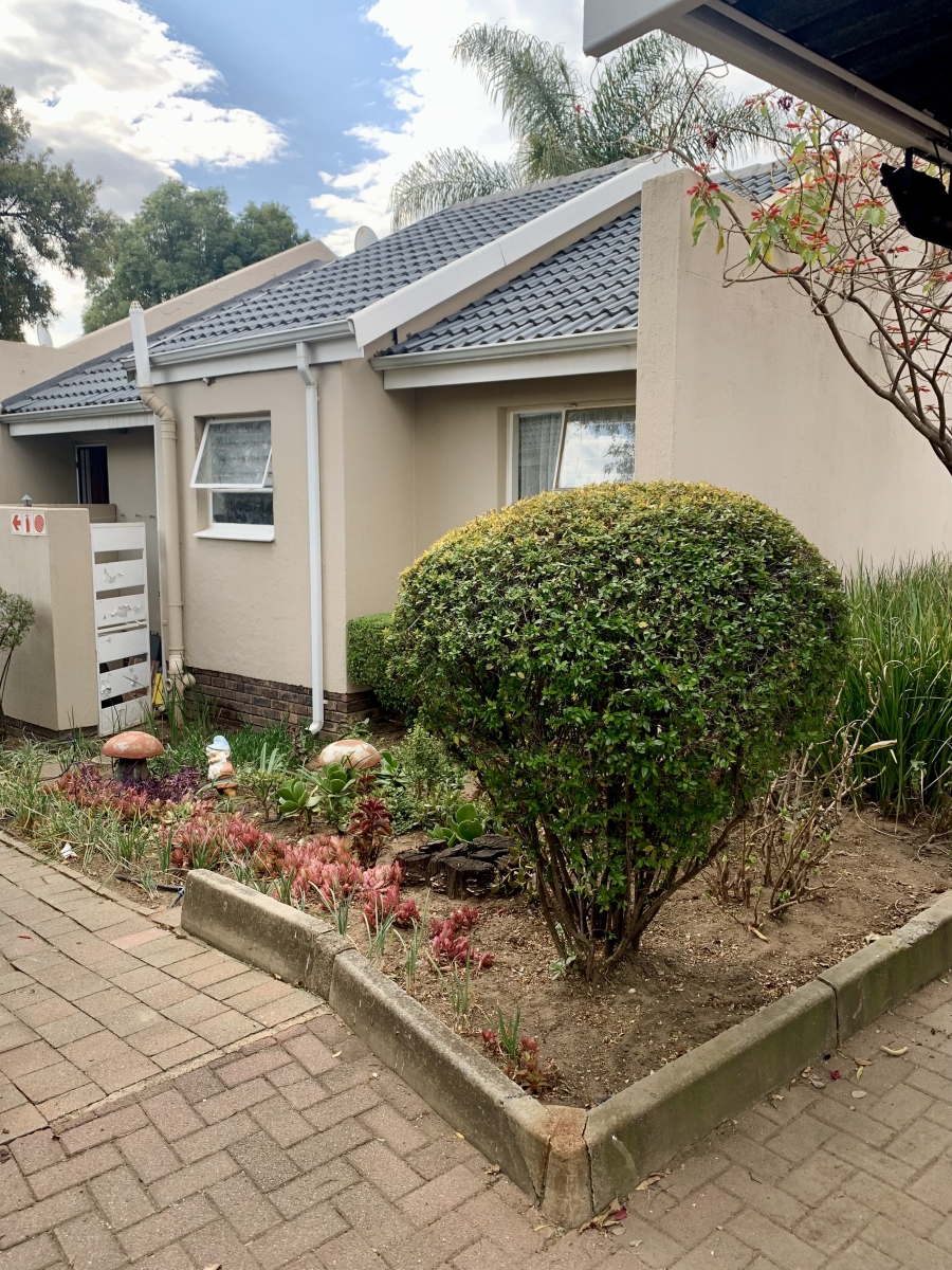 2 Bedroom Property for Sale in Fourways Gardens Gauteng
