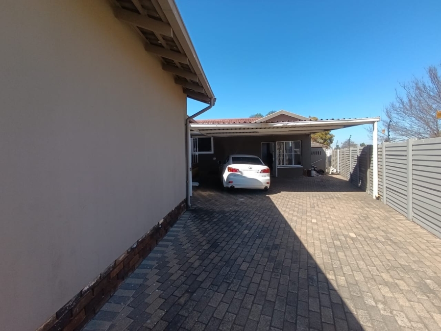 4 Bedroom Property for Sale in Verwoerdpark Gauteng