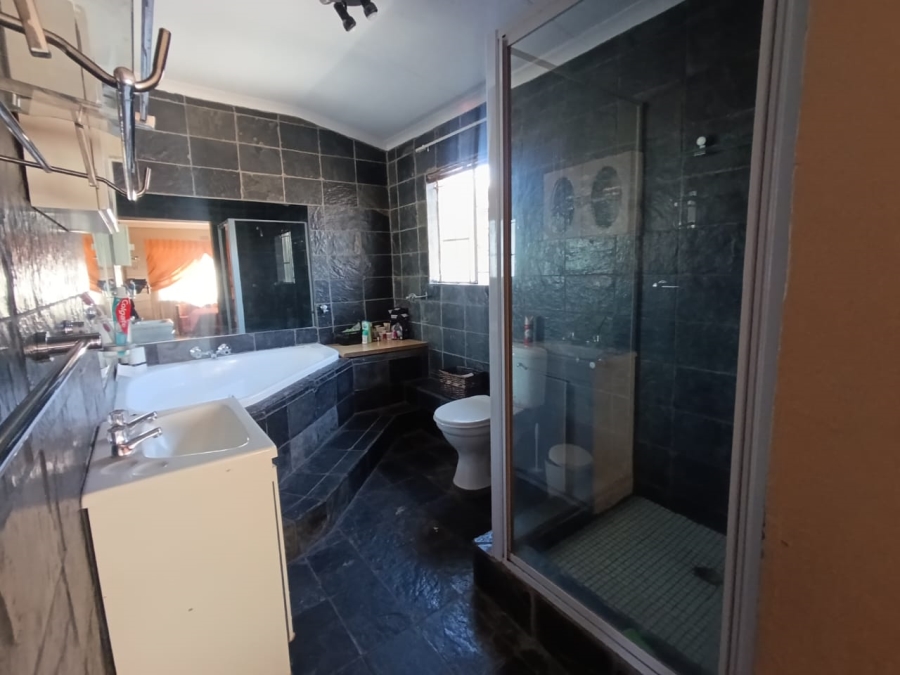 4 Bedroom Property for Sale in Verwoerdpark Gauteng