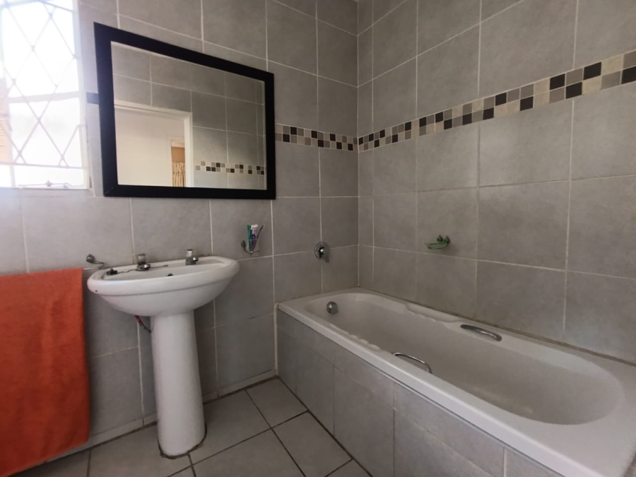 4 Bedroom Property for Sale in Verwoerdpark Gauteng