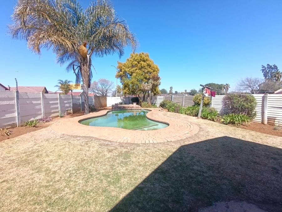 4 Bedroom Property for Sale in Verwoerdpark Gauteng