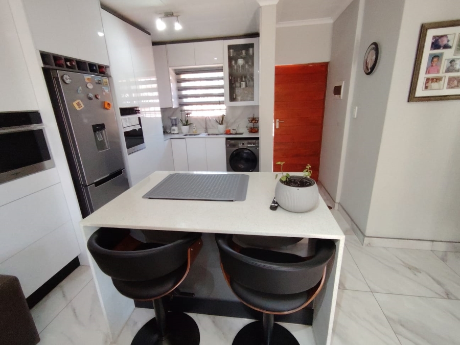 2 Bedroom Property for Sale in The Reeds Gauteng