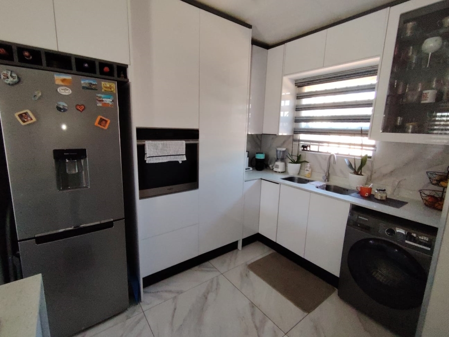 2 Bedroom Property for Sale in The Reeds Gauteng