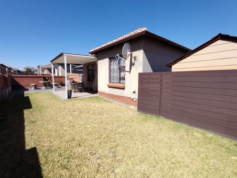 2 Bedroom Property for Sale in The Reeds Gauteng