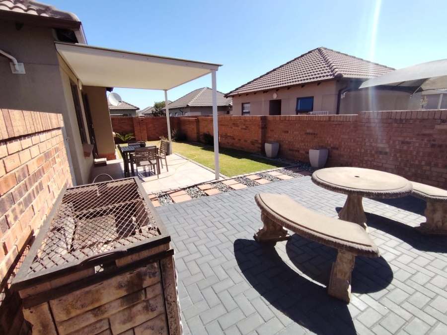 2 Bedroom Property for Sale in The Reeds Gauteng