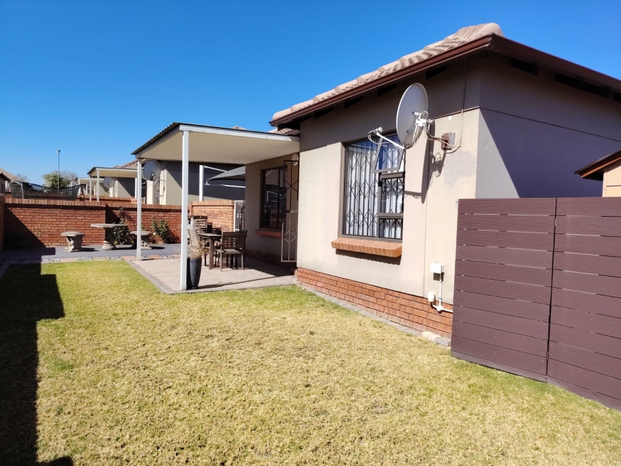 2 Bedroom Property for Sale in The Reeds Gauteng
