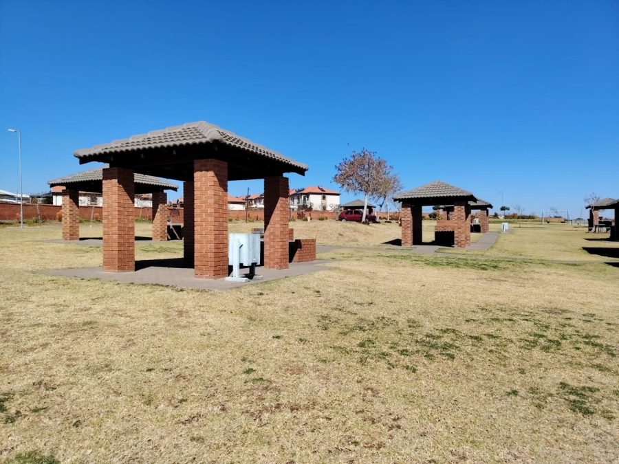 2 Bedroom Property for Sale in The Reeds Gauteng