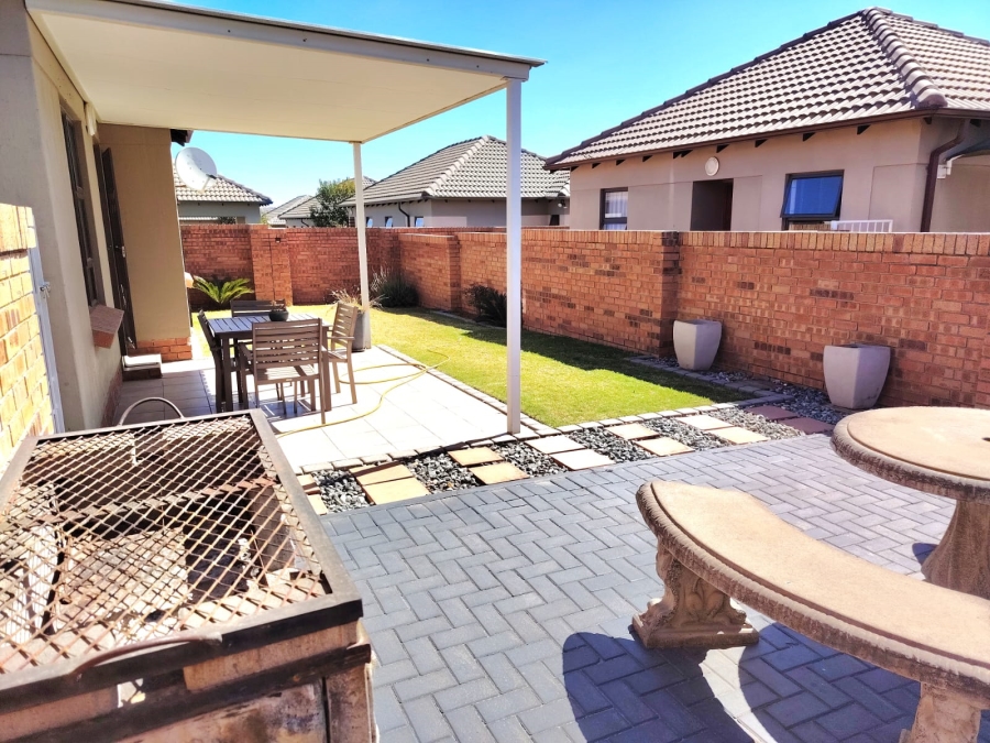 2 Bedroom Property for Sale in The Reeds Gauteng