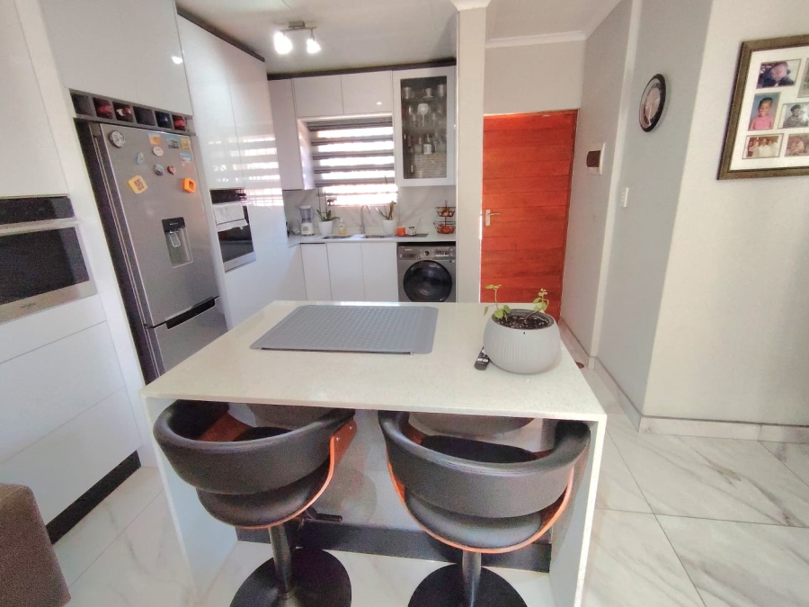 2 Bedroom Property for Sale in The Reeds Gauteng
