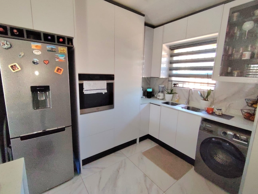 2 Bedroom Property for Sale in The Reeds Gauteng