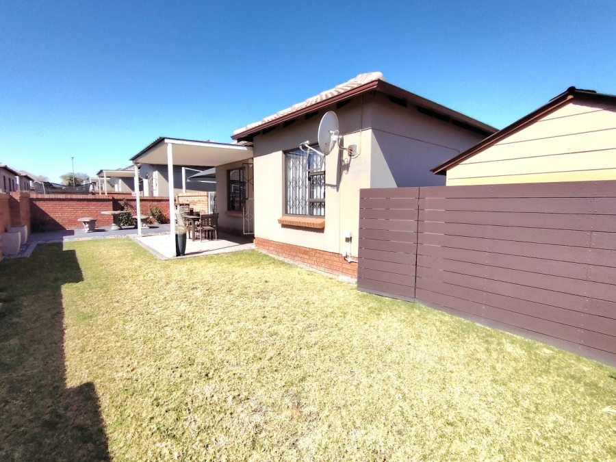 2 Bedroom Property for Sale in The Reeds Gauteng