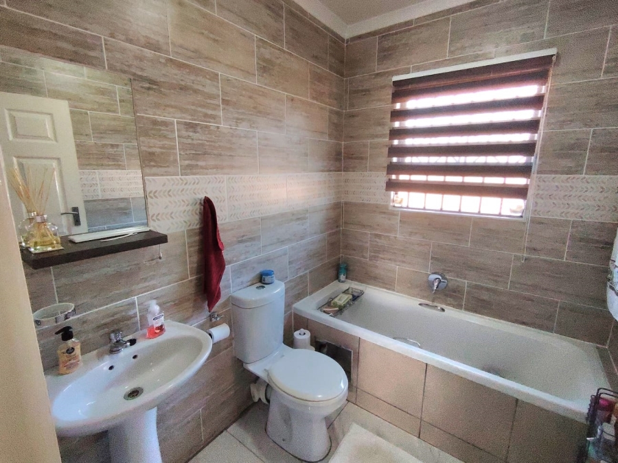 2 Bedroom Property for Sale in The Reeds Gauteng