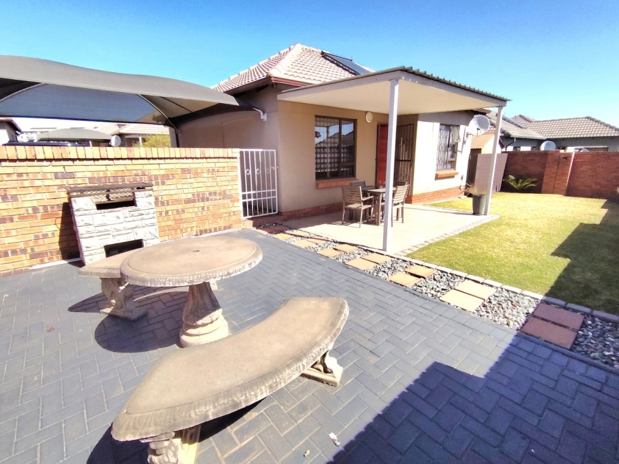 2 Bedroom Property for Sale in The Reeds Gauteng