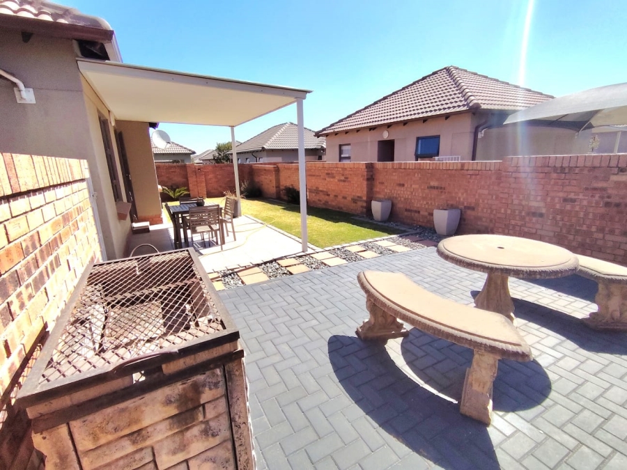 2 Bedroom Property for Sale in The Reeds Gauteng