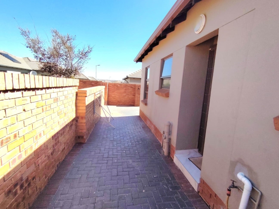 2 Bedroom Property for Sale in The Reeds Gauteng