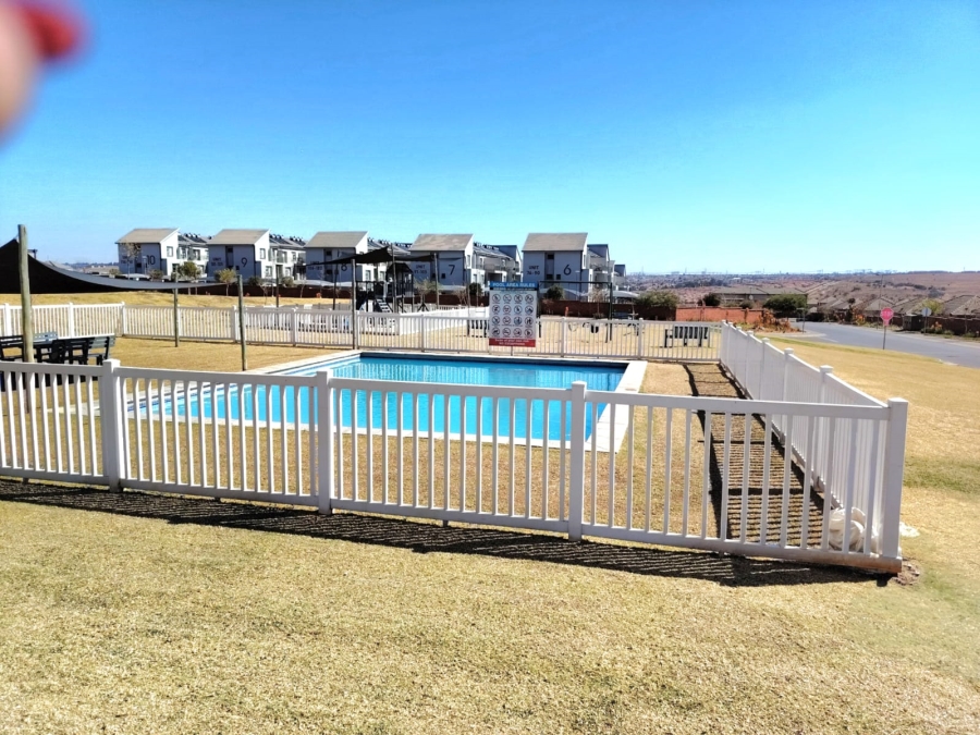 2 Bedroom Property for Sale in The Reeds Gauteng