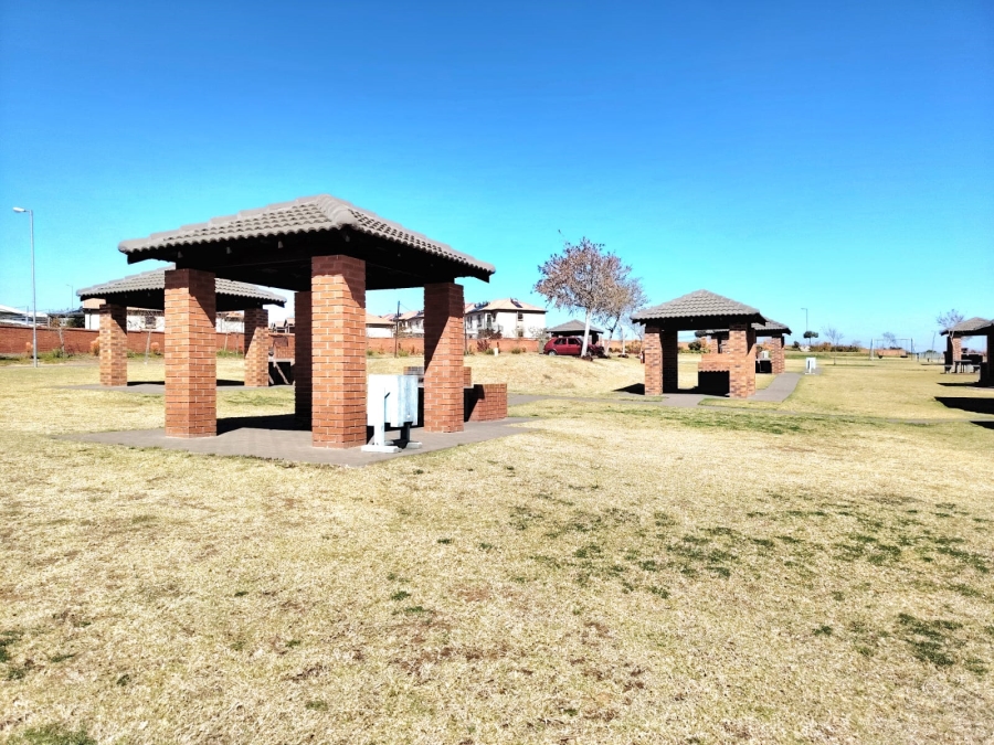 2 Bedroom Property for Sale in The Reeds Gauteng