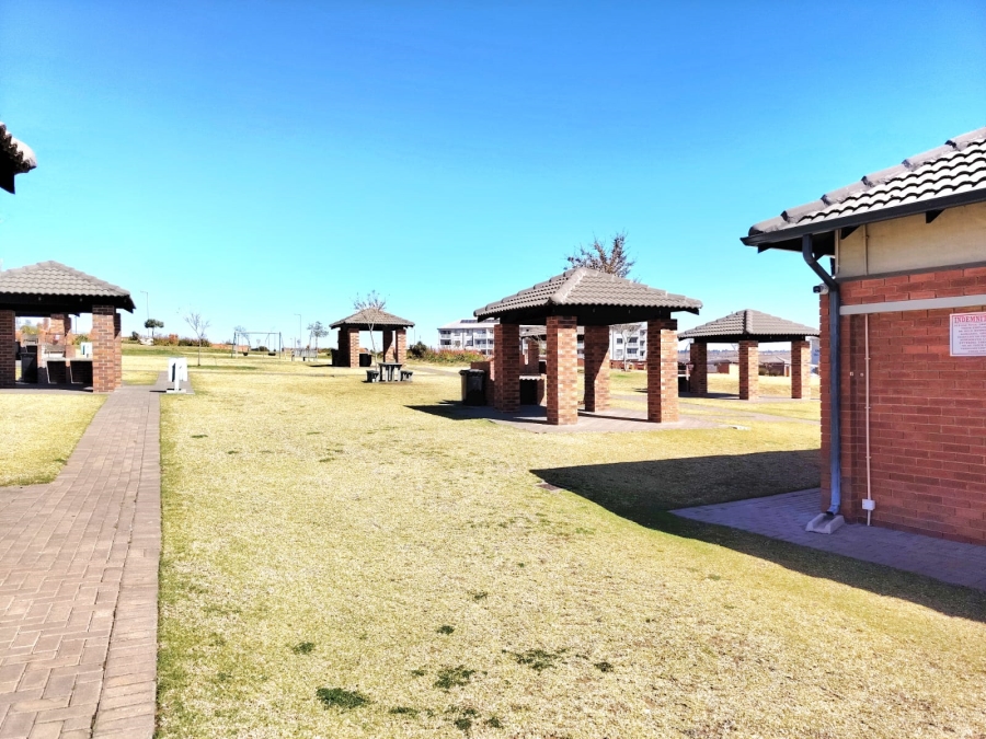 2 Bedroom Property for Sale in The Reeds Gauteng