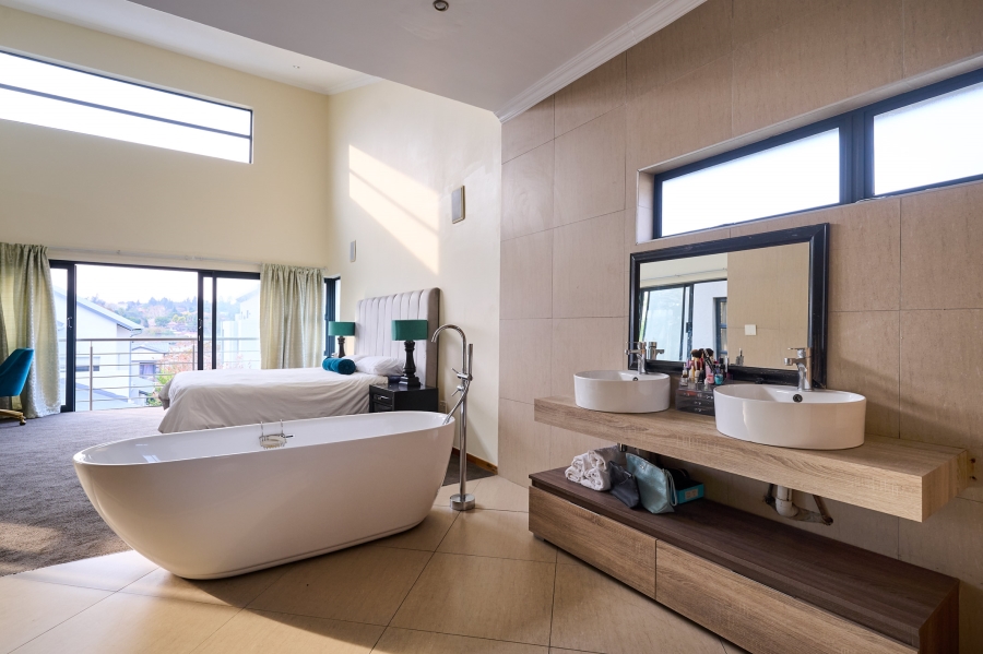 4 Bedroom Property for Sale in Waterfall Country Village Gauteng